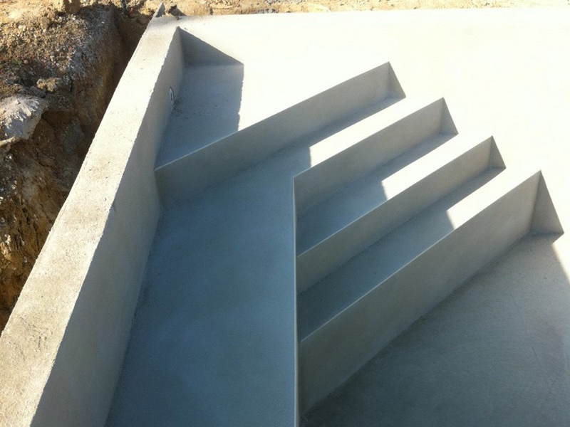 marinal-system-construction-piscine-beton-monobloc-escalier-banquette