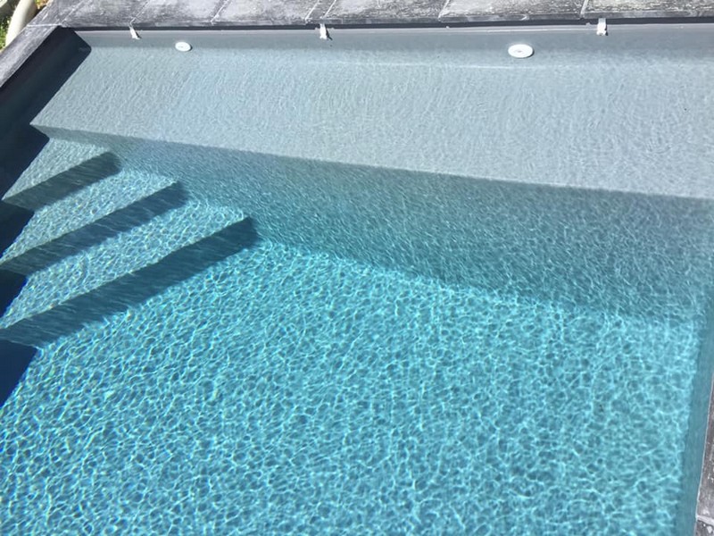 marinal-system-piscine-beton-monobloc-escalier-banquette