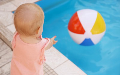 Protéger sa piscine quand on a des enfants