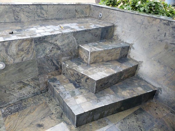 piscine-marinal-system-beton-monobloc-hors-sol-revetement-carrelage-escalier-angle-tahiti