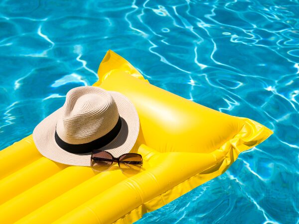 Préparer sa piscine avant un départ en vacances