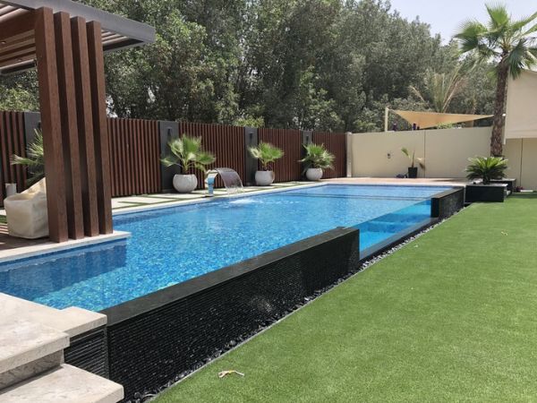 piscine intérieure vs extérieure différences techniques et contraintes d'entretien