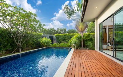 Piscine intérieure vs extérieure : différences techniques et contraintes d&rsquo;entretien