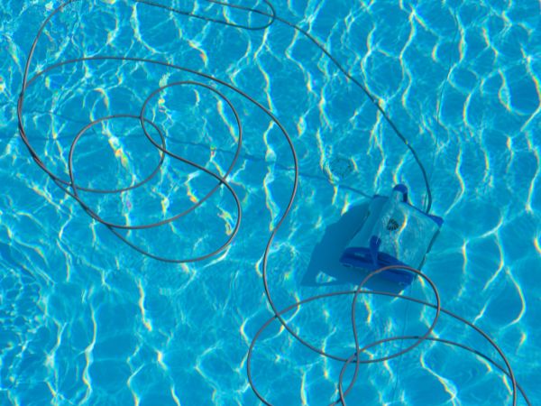 3 gestes simples pour garder votre robot de piscine performant toute l'année