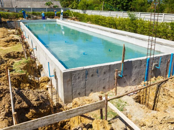 Quel budget prévoir pour agrandir sa piscine