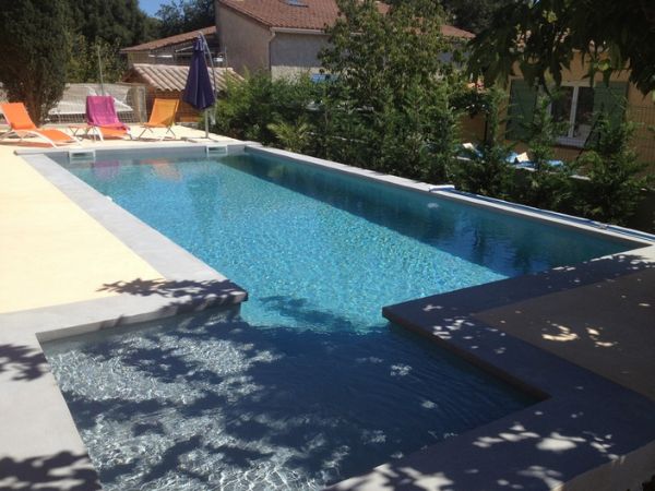 protéger sa piscine du pollen et des insectes au printemps