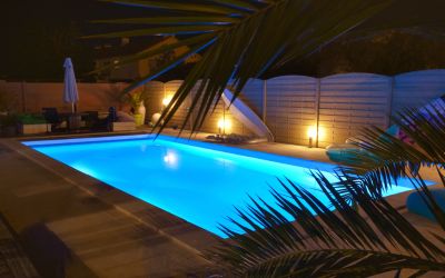 Les éclairages de piscine : couleurs, LED et tendances pour cet été