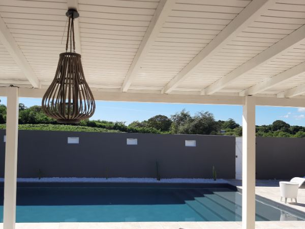 Les équipements qui améliorent le confort de votre piscine en été