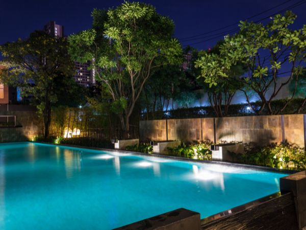 Les solutions pour profiter de sa piscine la nuit